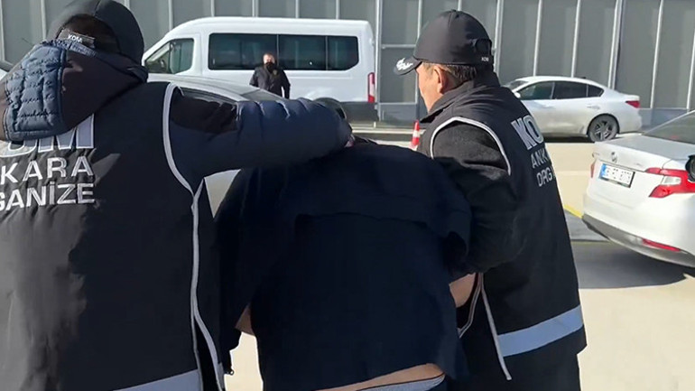 Ermenistanda yakalandılar Kırmızı bültenle aranan suç örgütü elebaşı ve üyesi 2 kişi Türkiye’ye getirildi