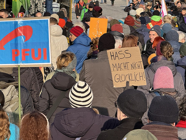 Göçmen biletine protesto