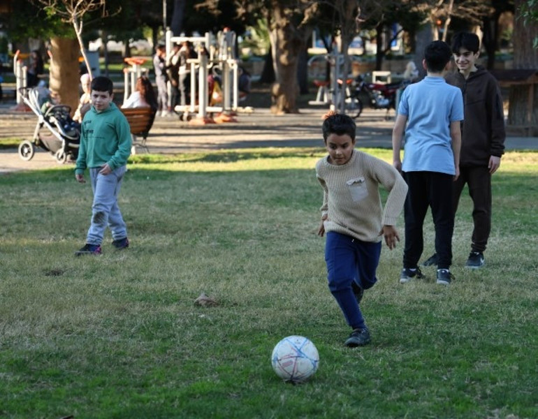 Bir yerde kar, tipi ve mahsur kalan araçlar; bir yerde ise 30 derecelik yaz havası