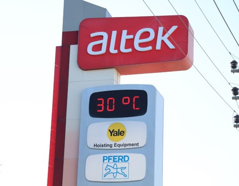 Bir yerde kar, tipi ve mahsur kalan araçlar; bir yerde ise 30 derecelik yaz havası