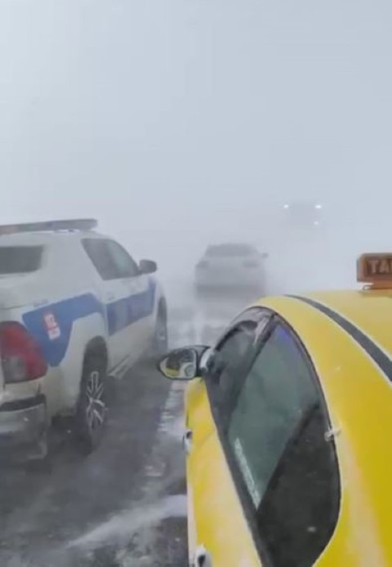 Bir yerde kar, tipi ve mahsur kalan araçlar; bir yerde ise 30 derecelik yaz havası