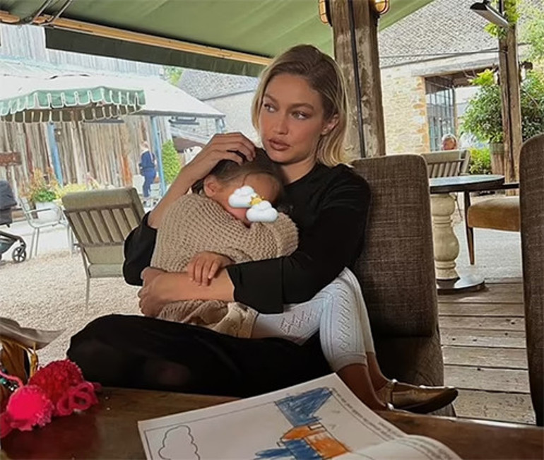 Yağmurlu bir günde aşklarını ilan etmişlerdi... Daha evlenmeden dört kişilik bir aile oldular