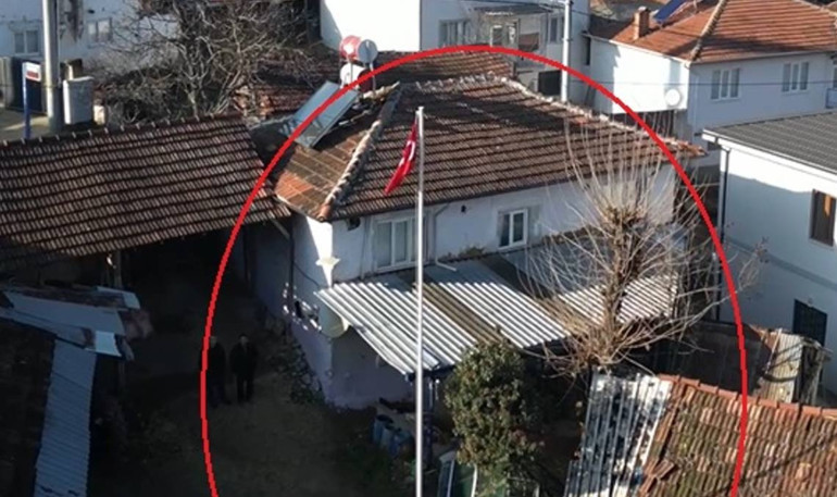 Evin bahçesinde 3 şehit mezarı Kadınlar elleriyle defnetmiş... | Devletin bu mezarları bilmesini istiyoruz