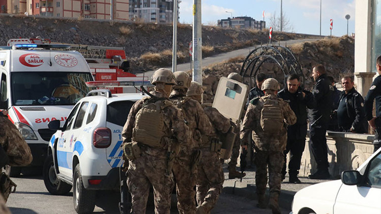7 yaşındaki oğlunu vurdu Kendini eve kilitledi... Bölgeye özel harekat polisleri sevk edildi