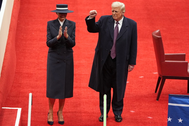 Kocası bile ona ulaşamadı: Melania Trumpın mesafeli kıyafet seçimi olay oldu