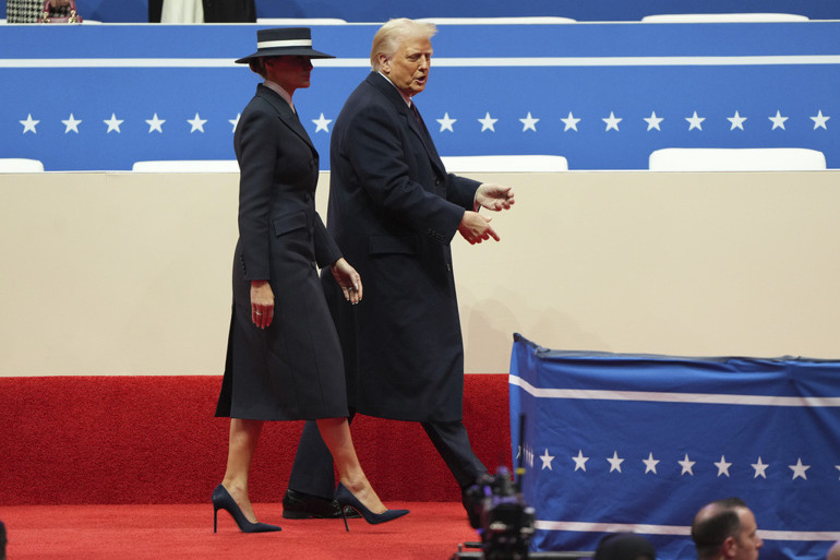 Kocası bile ona ulaşamadı: Melania Trumpın mesafeli kıyafet seçimi olay oldu