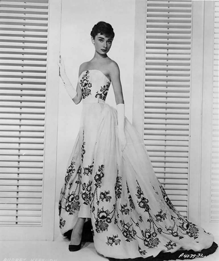 Her zamanki gibi tek rakibi üvey annesi... Sanki gelin oluyormuş gibi