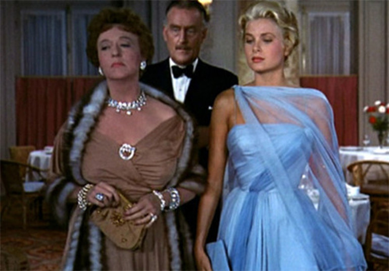 Her zamanki gibi tek rakibi üvey annesi... Sanki gelin oluyormuş gibi