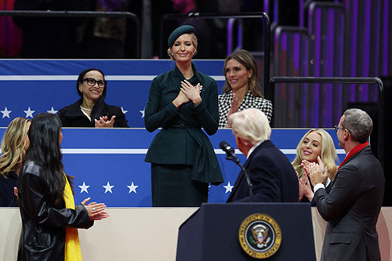 Her zamanki gibi tek rakibi üvey annesi... Sanki gelin oluyormuş gibi