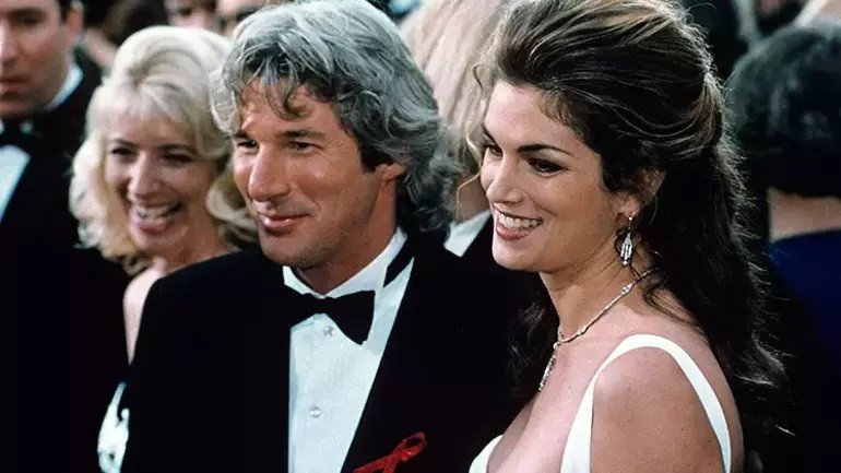 Ünlü oyuncu eşinin memleketine yerleşti: Geç bulduğu mutluluğa sıkı sıkı tutunuyor