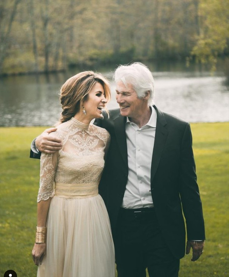 Ünlü oyuncu eşinin memleketine yerleşti: Geç bulduğu mutluluğa sıkı sıkı tutunuyor