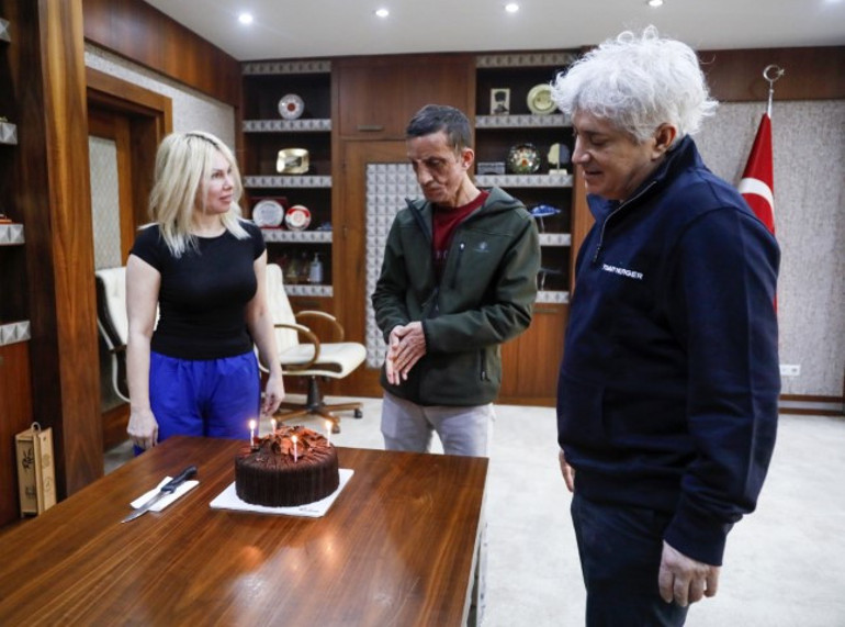 Türkiyenin ilk yüz nakli ona yapılmıştı... Donörün kızı ile duygulandıran görüşme: Babamın yüzü Uğurda yaşıyor