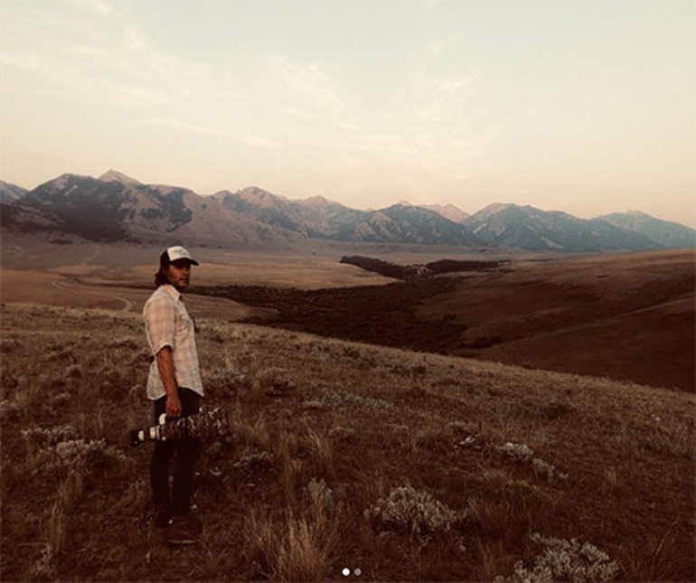 Ünlü oyuncu bir bavulla yollara düşmüştü... Başını sokacak evi bile yoktu...  Metroyu kendine yuva bildi