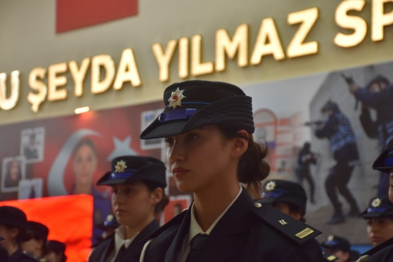 Şehit polis memuru Şeyda Yılmazın ismi mesleğe ilk adım attığı yere verildi... Eşi gözyaşlarına hakim olamadı