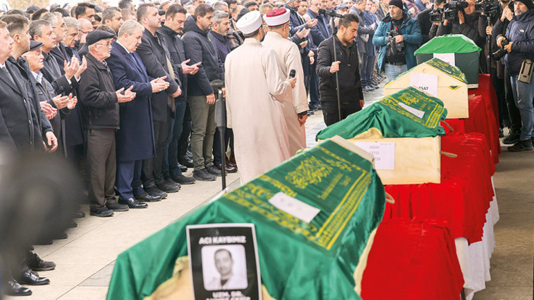 Gözyaşları sel oldu... 8 kişilik ailesiyle can veren Sena’nın son sözleri: Ölüyoruz anne hakkını helal et