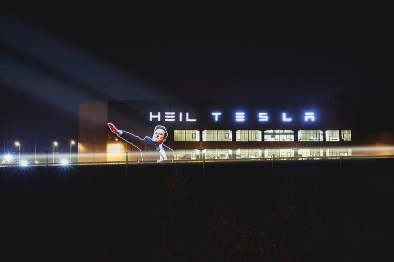 Musk’ın o hareketine projeksiyonla tepki