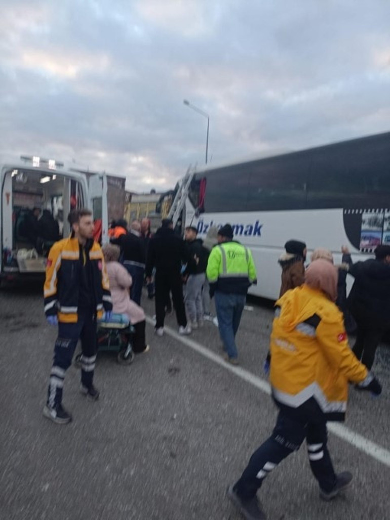 Otobüs kamyona çarptı: 3 ölü, 33 yaralı