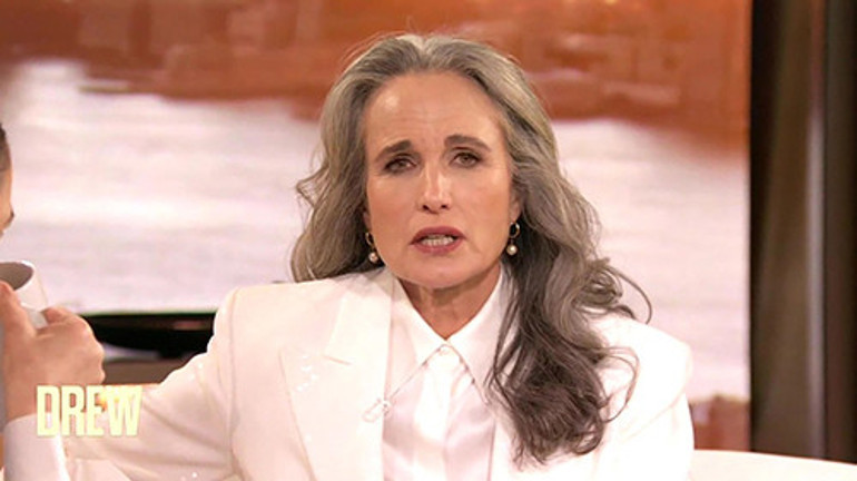 Herkes ne güzel yaşlandığını konuşuyor... Yıllardır bir hastalığı varmış... Çok şükür dizlerim ağrımıyor