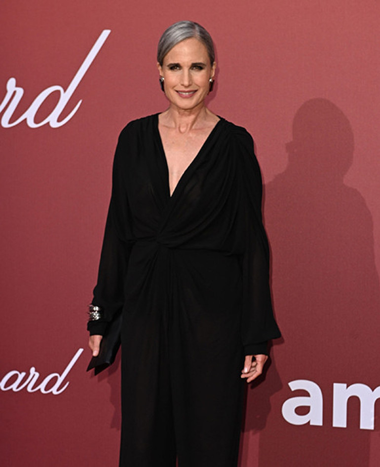 Herkes ne güzel yaşlandığını konuşuyor... Yıllardır bir hastalığı varmış... Çok şükür dizlerim ağrımıyor