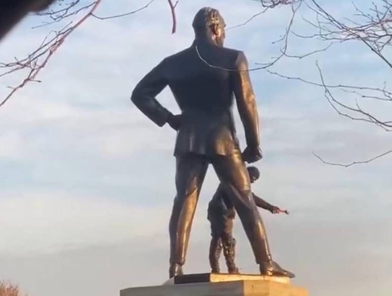 Sarayburnunda Atatürk heykeline saldıran kişi gözaltında