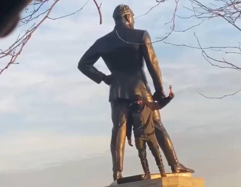 Sarayburnunda Atatürk heykeline saldıran kişi gözaltında