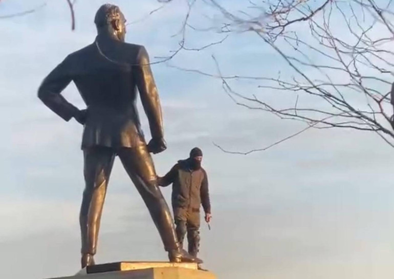 Sarayburnunda Atatürk heykeline saldıran kişi gözaltında
