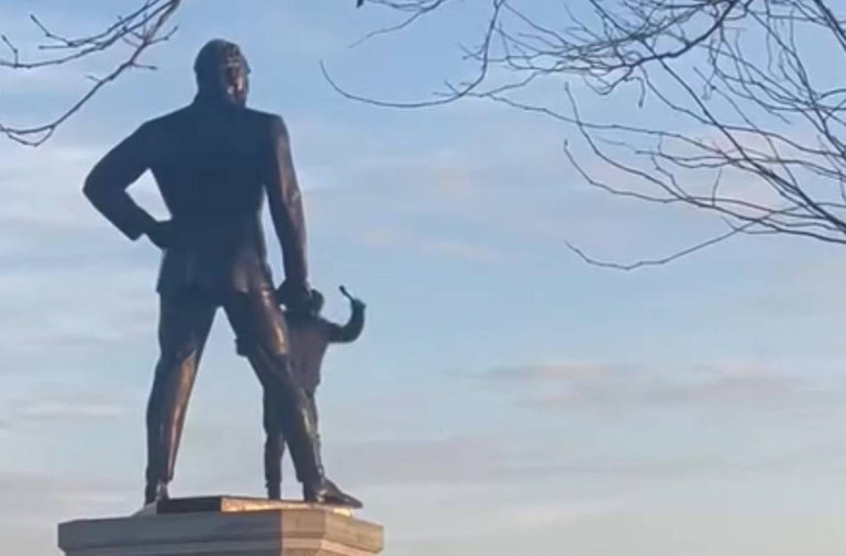 Sarayburnunda Atatürk heykeline saldıran kişi gözaltında