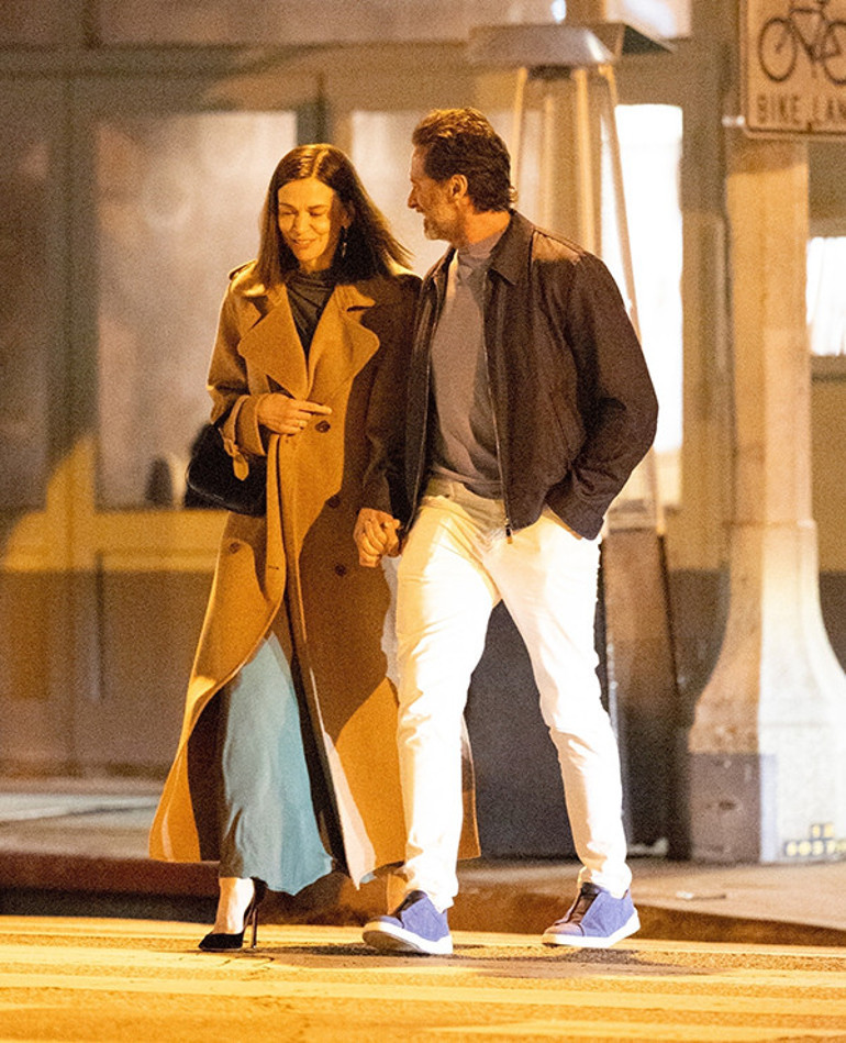 Yasak aşkını gülerek dünyaya ilan etmişti… Silkelenip kendine gelecek… Dostları bile ona kızgın