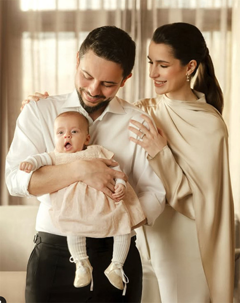 Önce büyük kızlarını yuvadan uçurmuşlardı... Ünlü çifte beş ay sonra ikinci torun sevinci