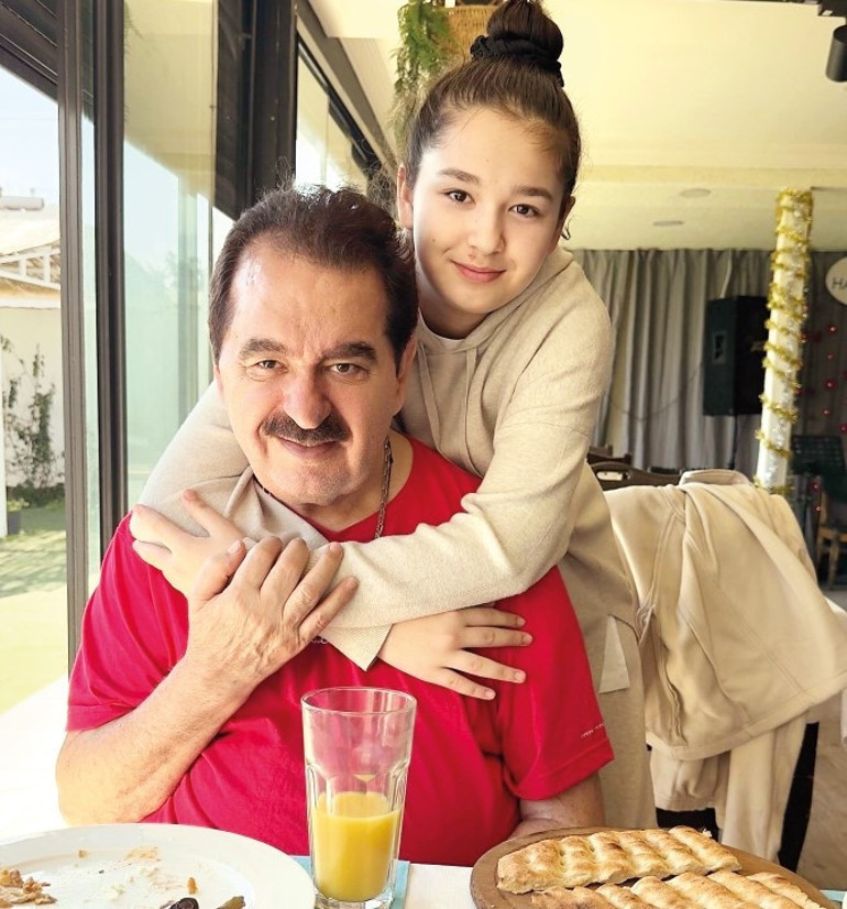 Eski eşler yemekte buluştu... Elif Ada babasının kopyası
