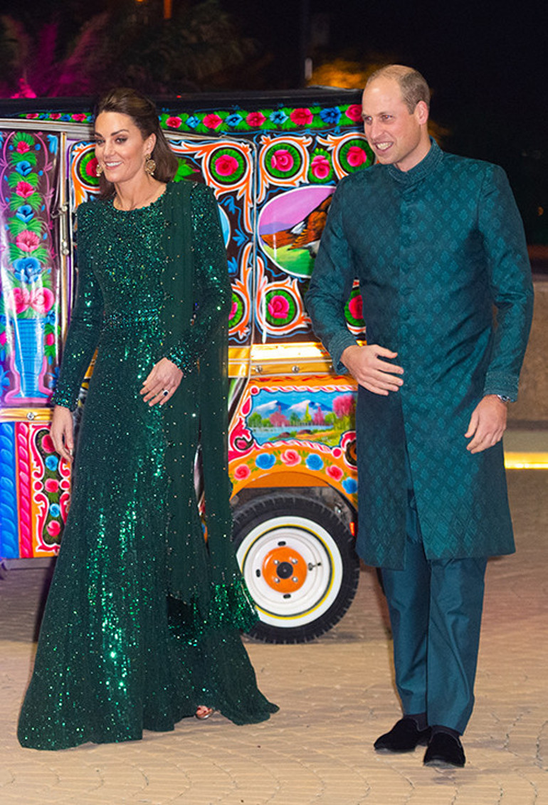 İstese kocası ona fabrikasını satın alır... Boynundaki şal büyük oğlundan bile daha yaşlı