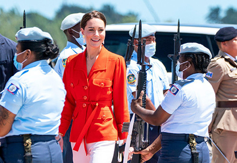 İstese kocası ona fabrikasını satın alır... Boynundaki şal büyük oğlundan bile daha yaşlı