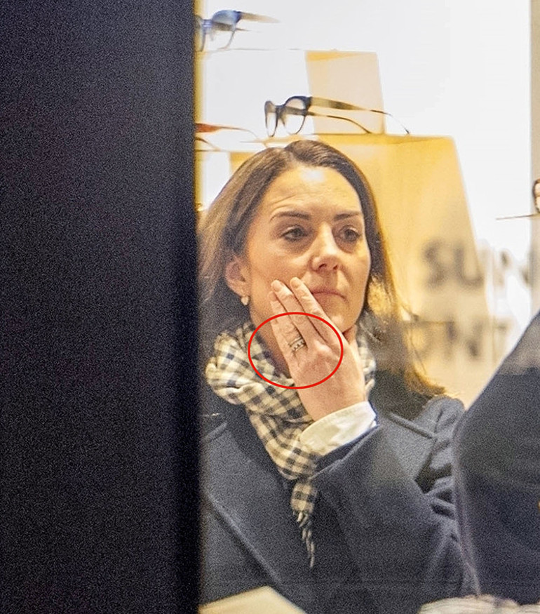 İstese kocası ona fabrikasını satın alır... Boynundaki şal büyük oğlundan bile daha yaşlı