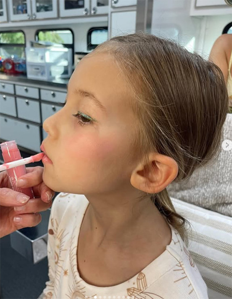 Üç sevgiliden üç çocuk doğurmuştu... Küçük kızı artık arkadaşı gibi