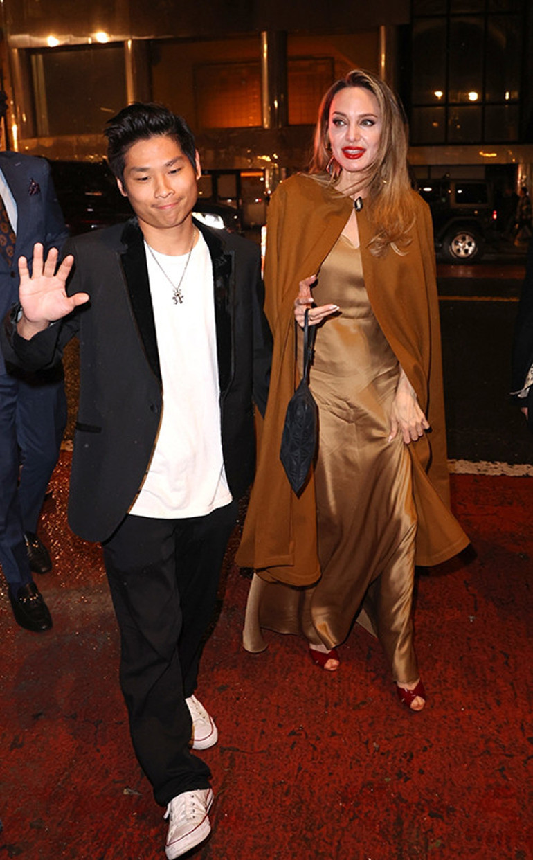 Öz çocuklarına yapmadığını ona yapıyordu: Angelinaya bir kötü haber daha... Evlatlık oğlu bir türlü yüzünü güldürmedi