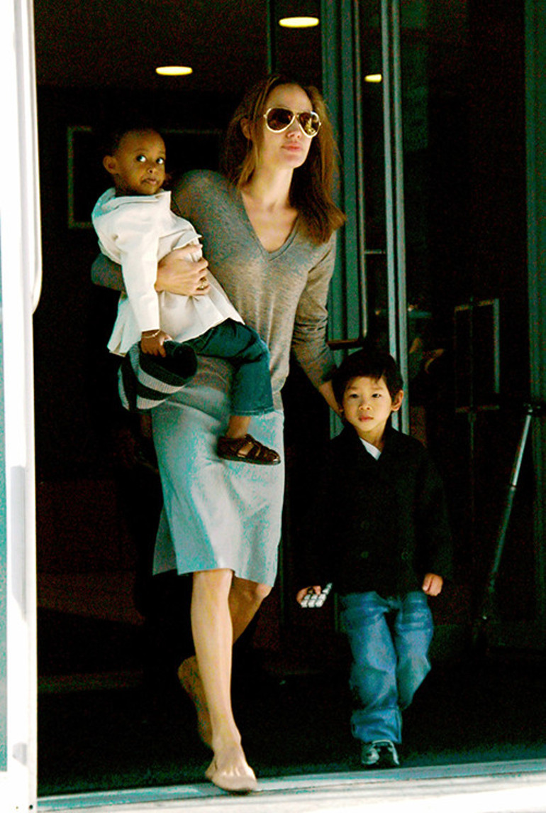 Öz çocuklarına yapmadığını ona yapıyordu: Angelinaya bir kötü haber daha... Evlatlık oğlu bir türlü yüzünü güldürmedi