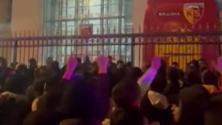 Kayseride taraftarlar tesise gitti, büyük tepki gösterdi Kaptan ve futbolcular kapıya çıktı: Başka şansımız yok