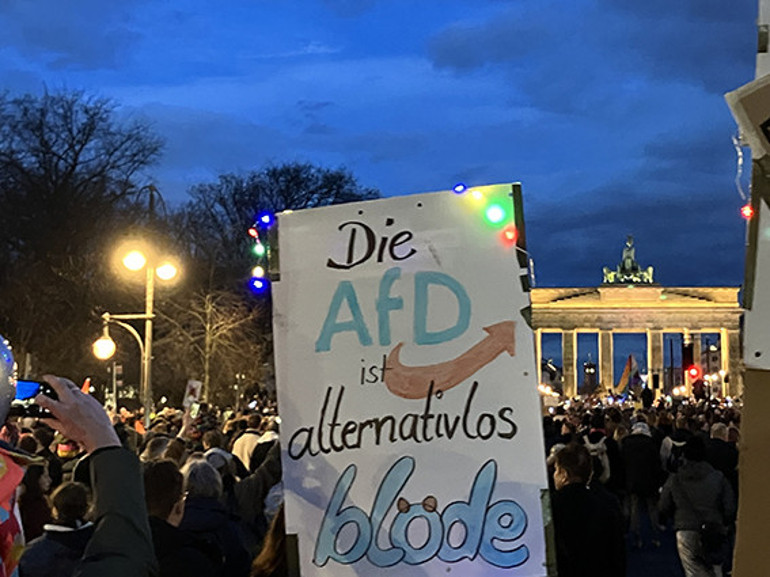 Bir adım daha ileri gitti AfD’nin seçim kampanyasına katıldı