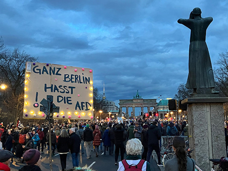 Bir adım daha ileri gitti AfD’nin seçim kampanyasına katıldı