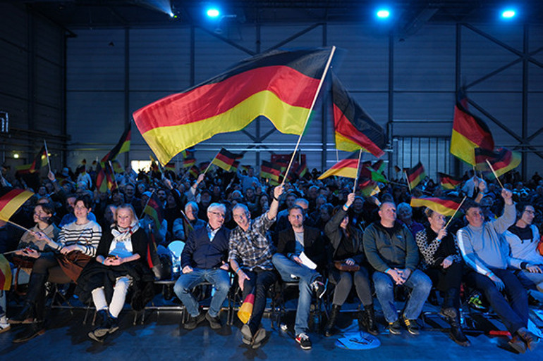 Bir adım daha ileri gitti AfD’nin seçim kampanyasına katıldı
