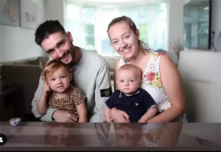 Ünlü şarkıcı kanserden ölünce bir başına kalmıştı… Aşk onu yeniden buldu: Üçüncü kez anne olacak