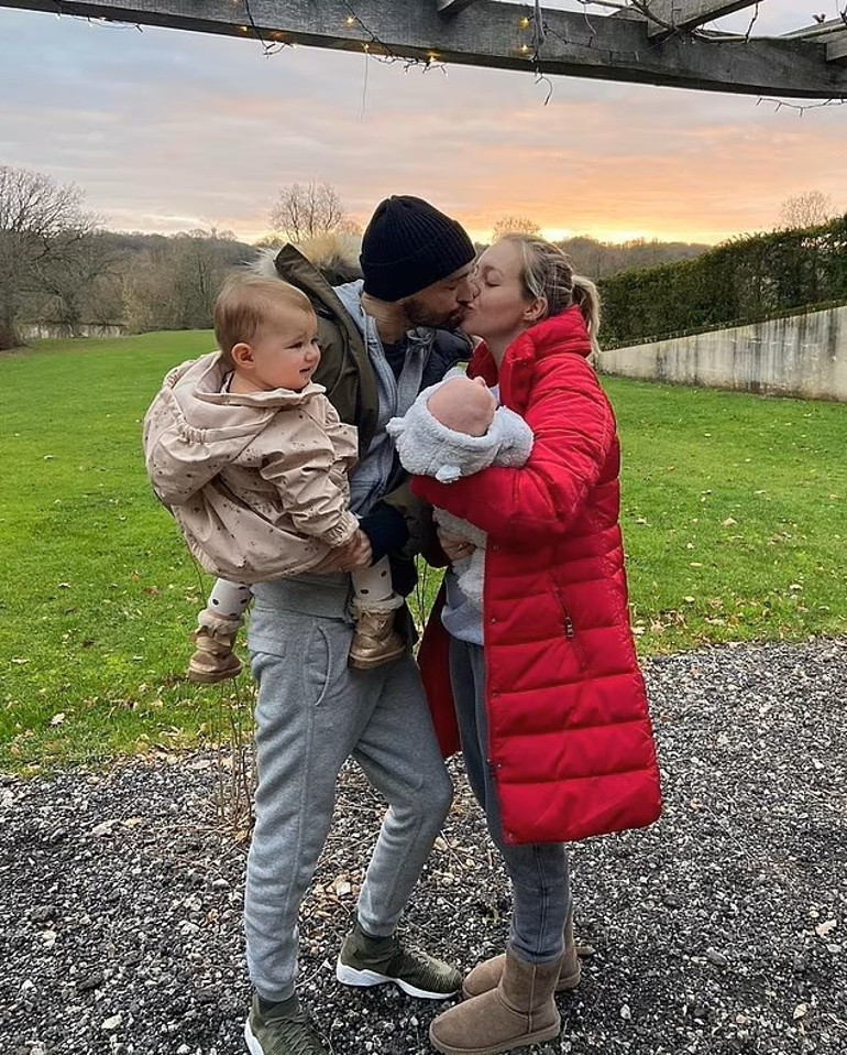 Ünlü şarkıcı kanserden ölünce bir başına kalmıştı… Aşk onu yeniden buldu: Üçüncü kez anne olacak