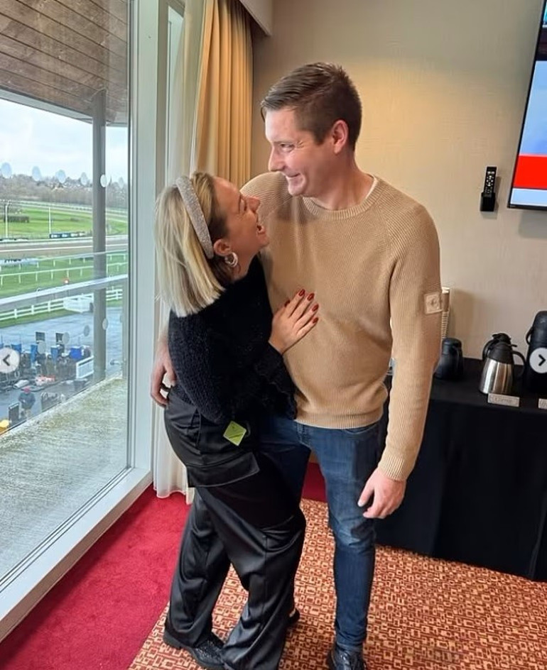 Ünlü şarkıcı kanserden ölünce bir başına kalmıştı… Aşk onu yeniden buldu: Üçüncü kez anne olacak