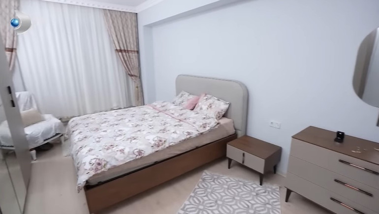 Ünlü türkücü iki ayrı evde yaşıyor Mardinde tarih kokan konak...