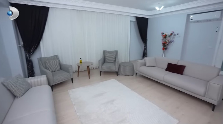 Ünlü türkücü iki ayrı evde yaşıyor Mardinde tarih kokan konak...