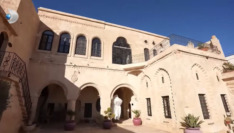 Ünlü türkücü iki ayrı evde yaşıyor Mardinde tarih kokan konak...