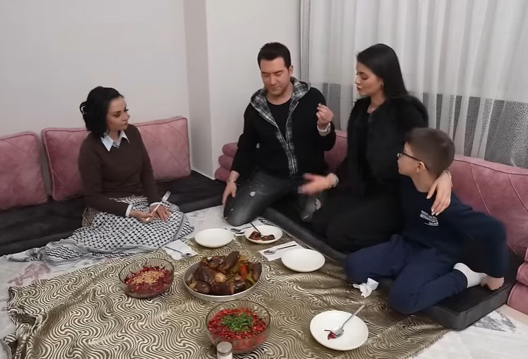 Ünlü türkücü iki ayrı evde yaşıyor Mardinde tarih kokan konak...