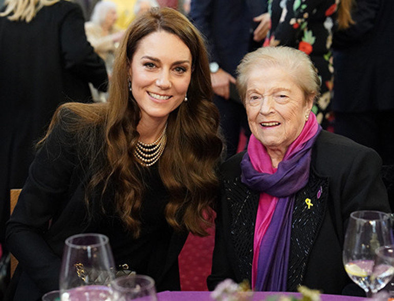 Kraliçe bunu evine bile sokmazdı: Boynuna sahte incileri dizmiş