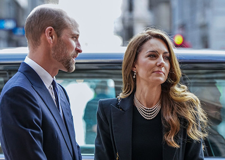 Kraliçe bunu evine bile sokmazdı: Boynuna sahte incileri dizmiş