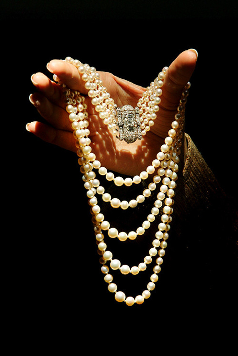 Kraliçe bunu evine bile sokmazdı: Boynuna sahte incileri dizmiş